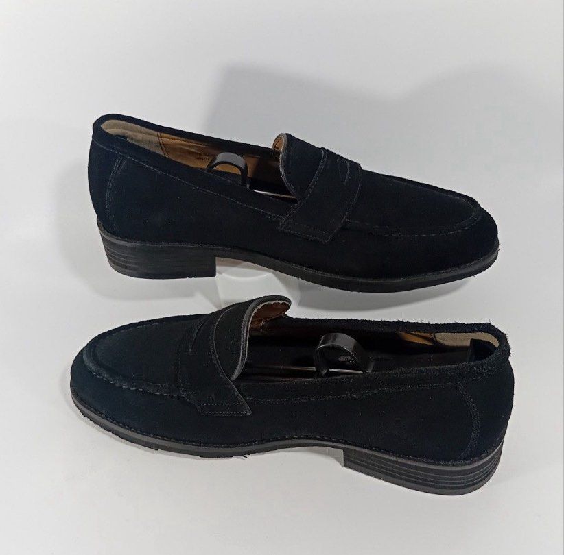 Loafer Suede Elcanto (Category: Casual Shoes) located in Cagayan de Oro. Submitted by zarelthrift (Listing ID 1469521109, Image 3). Description: Loafer Suede Elcanto US 8/ 26.5 Very Good Condition ✅️This shoe size written already has an allowance in “Fit Style” with 1 cm, which is a standard allowance. So it’s not very tight. ✅️Shoe Size Allowance Description 0 cm allowance, Very Tight 1 cm Fit Style 1.5 cm Right Size 2. cm Loose, Need Thick Sock