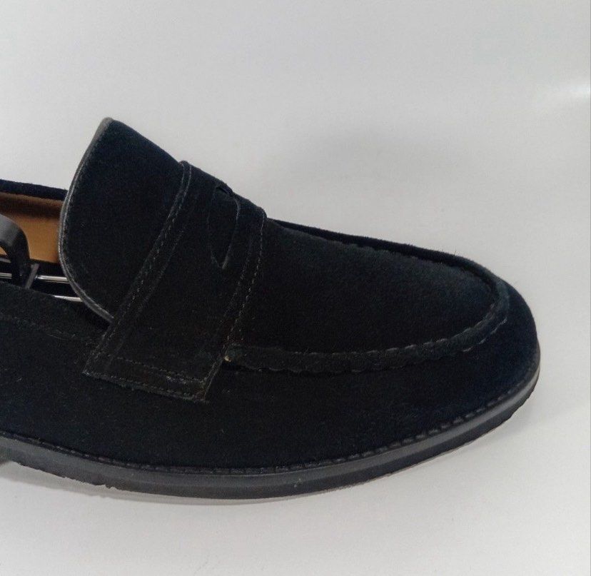 Loafer Suede Elcanto (Category: Casual Shoes) located in Cagayan de Oro. Submitted by zarelthrift (Listing ID 1469521109, Image 2). Description: Loafer Suede Elcanto US 8/ 26.5 Very Good Condition ✅️This shoe size written already has an allowance in “Fit Style” with 1 cm, which is a standard allowance. So it’s not very tight. ✅️Shoe Size Allowance Description 0 cm allowance, Very Tight 1 cm Fit Style 1.5 cm Right Size 2. cm Loose, Need Thick Sock