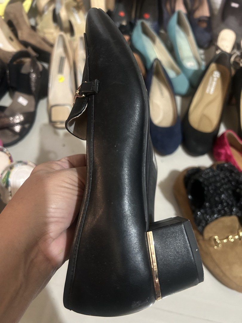 Loafers (Category: Loafers) located in Cavite. Submitted by cecitrifthshop (Listing ID 1469422231, Image 3). Description: Black laofer with golden buckle ang gold line behind .