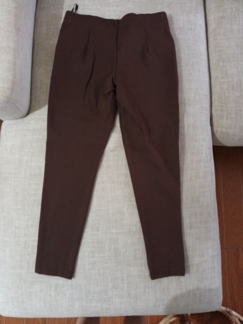 Loalde Brown Pants Size 6 (Category: Jeans) located in Quezon. Submitted by ja8720 (Listing ID 1469476692, Image 3). Description: - Brand: Loalde - Size: 6 - Color: Classic brown - Condition: Brand new with tag attached - Features: Solid design with functional front pockets - Style: Versatile and easy to match with any casual top.
