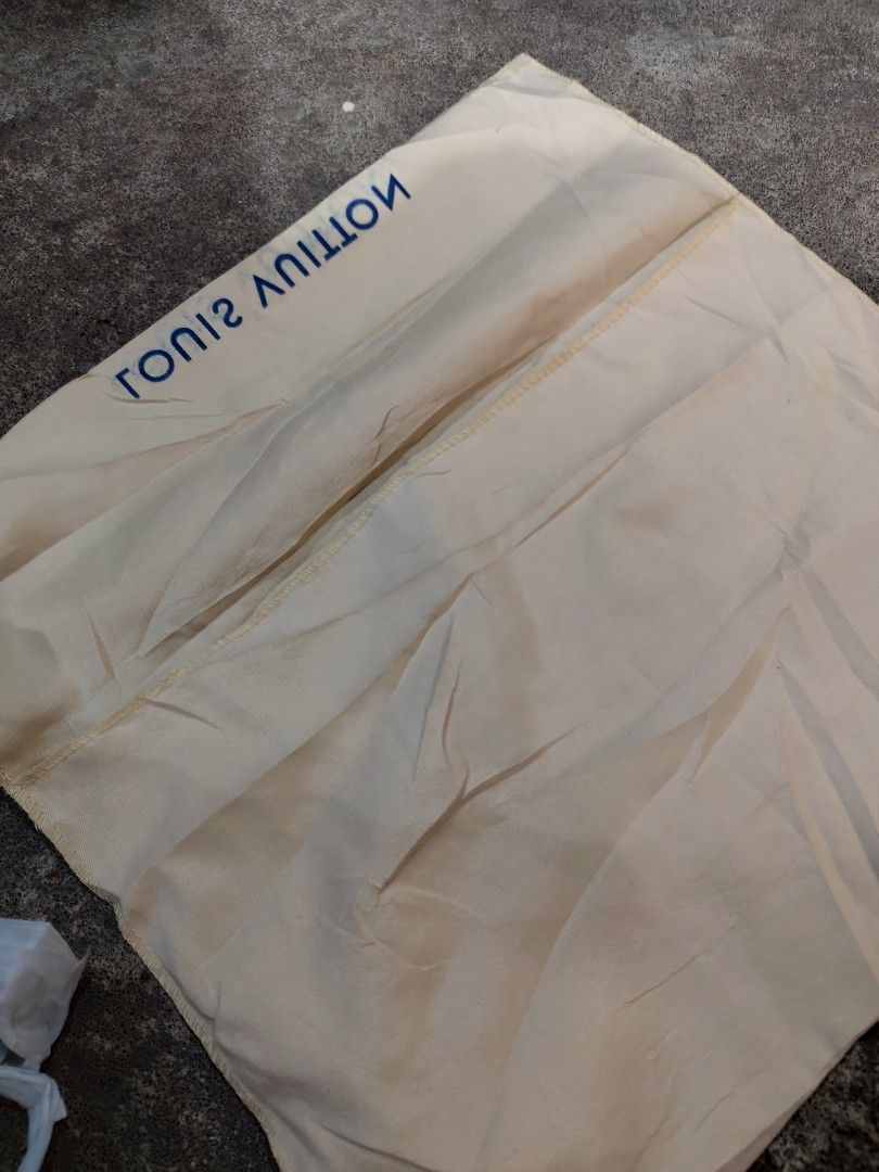 LOUIS VITTON DUST BAG (Category: Luxury Bags & Wallets) located in Cordova. Submitted by bsb.streetluxvintage.clothing (Listing ID 1469466957, Image 3). Description: Good as new No issue.