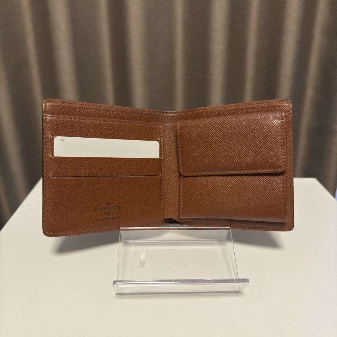 Louis Vuitton bifold wallet (Category: Wallets & Card Holders) located in Quezon City. Submitted by hintstreet (Listing ID 1469448053, Image 2). Description: .