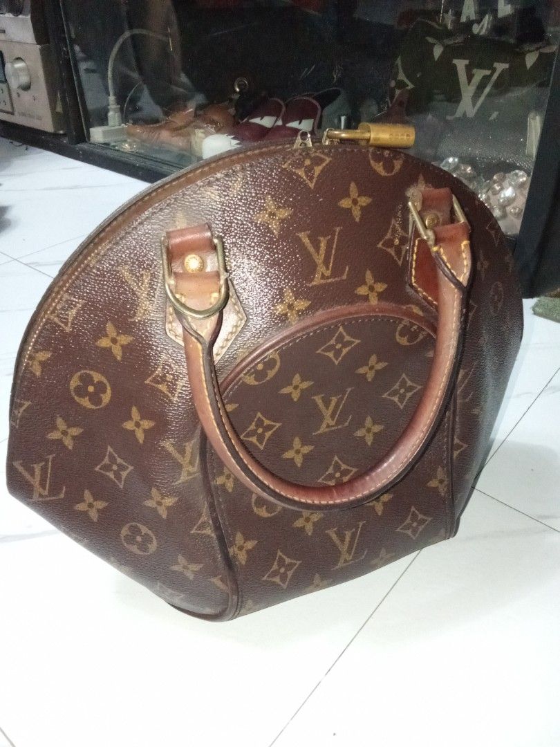 Louis Vuitton Ellipse Hand Bag (Category: Luxury Bags & Wallets) located in Manila. Submitted by christoph17 (Listing ID 1469436030, Image 1). Description: issue on last pic Japan Surplus thrifted.