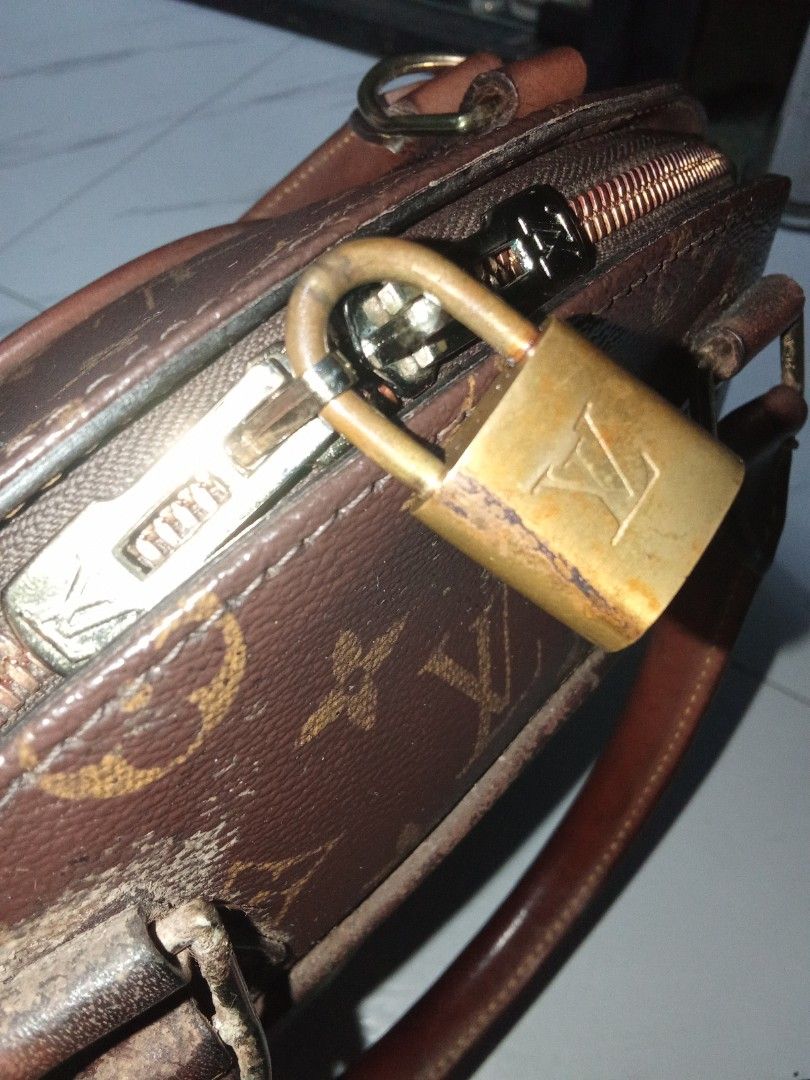 Louis Vuitton Ellipse Hand Bag (Category: Luxury Bags & Wallets) located in Manila. Submitted by christoph17 (Listing ID 1469436030, Image 3). Description: issue on last pic Japan Surplus thrifted.