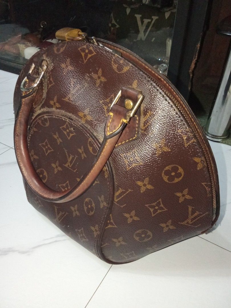 Louis Vuitton Ellipse Hand Bag (Category: Luxury Bags & Wallets) located in Manila. Submitted by christoph17 (Listing ID 1469436030, Image 2). Description: issue on last pic Japan Surplus thrifted.