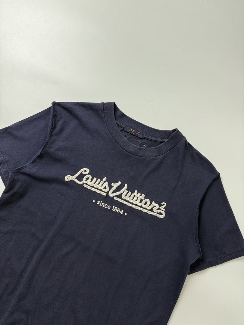 Louis vuitton embroid (Category: Tshirts & Polo Shirts ) located in Pila. Submitted by villanueva80826 (Listing ID 1469532571, Image 2). Description: Louis vuitton embroid Size:medium •Width:20 •Length:27 •Condition:9/10 •Color rate:9/10 Mine:680 +Shipping fee Issue:none Still in good condition Still wearable .