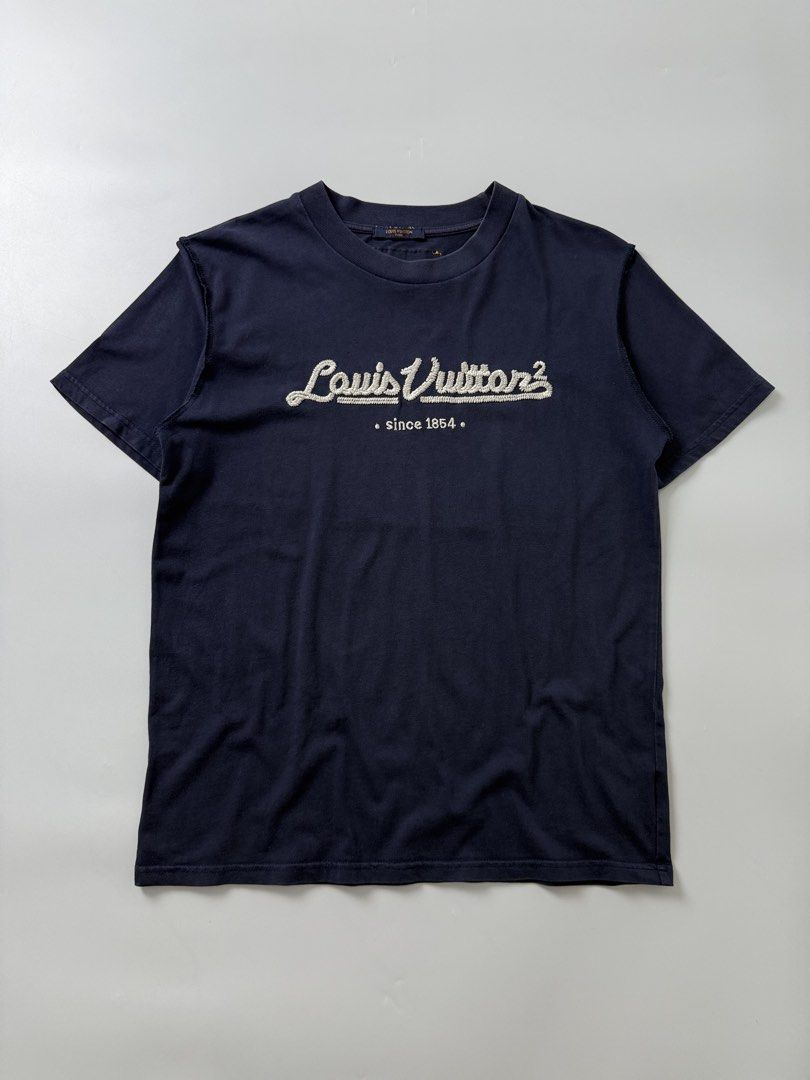 Louis vuitton embroid (Category: Tshirts & Polo Shirts ) located in Pila. Submitted by villanueva80826 (Listing ID 1469532571, Image 1). Description: Louis vuitton embroid Size:medium •Width:20 •Length:27 •Condition:9/10 •Color rate:9/10 Mine:680 +Shipping fee Issue:none Still in good condition Still wearable .