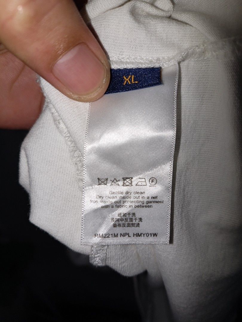 Louis Vuitton knitted shirt (Category: Luxury Apparel) located in Bacolod City. Submitted by freelion-1cc5 (Listing ID 1469503432, Image 3). Description: dimes:24x29 color rate:9.5/10 excellent condition need wash.