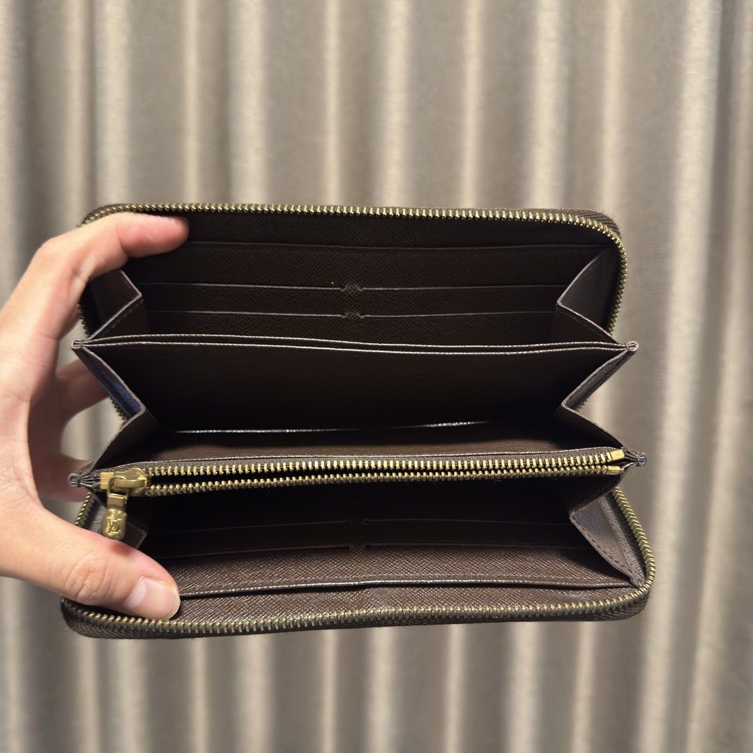 Louis Vuitton long wallet (Category: Wallets & Card holders) located in Quezon City. Submitted by hintstreet (Listing ID 1469449001, Image 3). Description: .