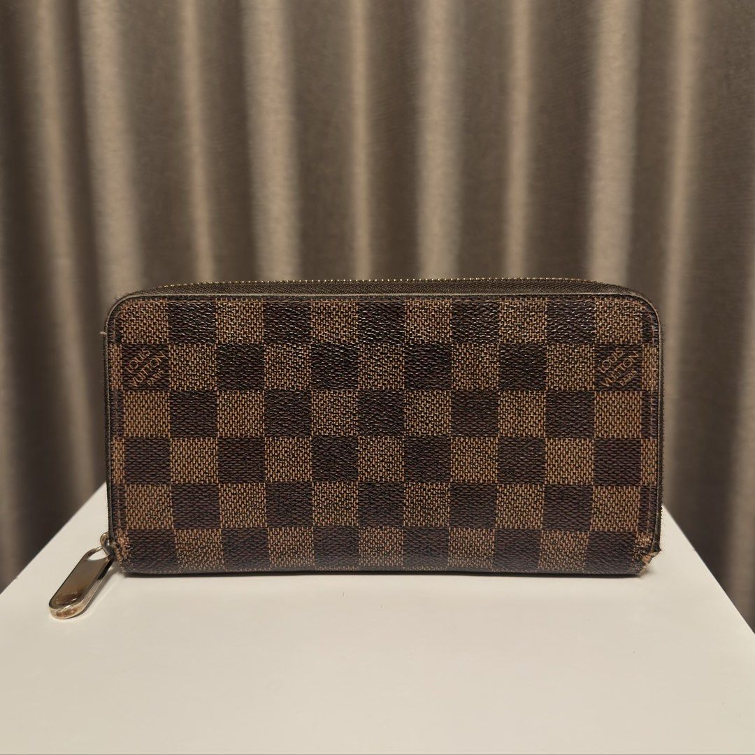 Louis Vuitton long wallet (Category: Wallets & Card holders) located in Quezon City. Submitted by hintstreet (Listing ID 1469449001, Image 1). Description: .
