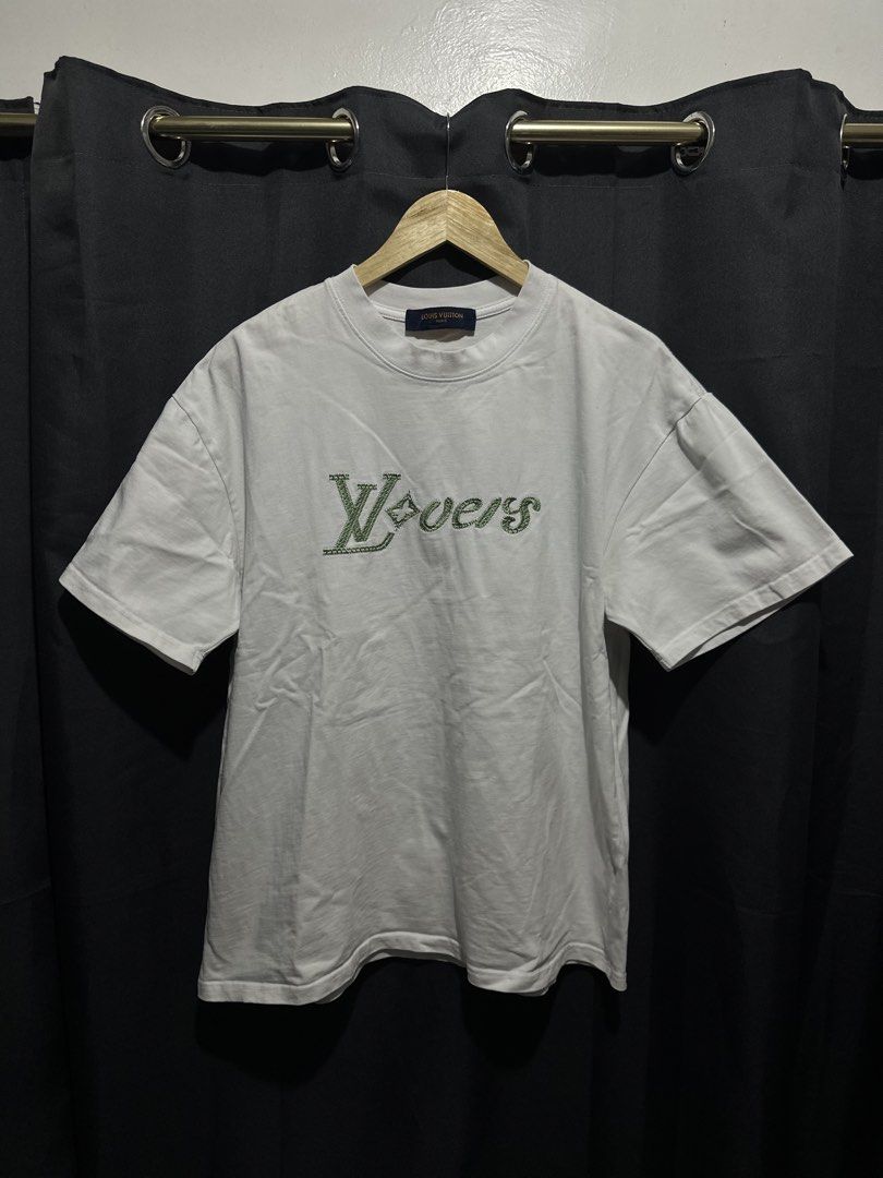Louis Vuitton "Lovers" Embroidered Script Logo Tee (White) (Category: Tshirts & Polo Shirts ) located in Buenavista. Submitted by themodernrack (Listing ID 1469510740, Image 1). Description: NOTE: Details on photos provided, kindly check thank you Condition: Excellent condition Measurements & Sizing: Size: Tagged Size XL Width (Pit to Pit): 22” Length: 28”.