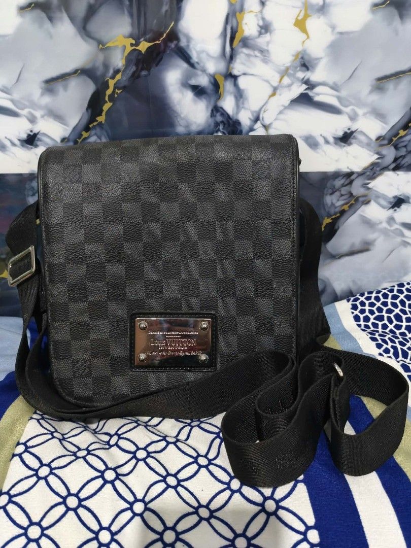 Louis Vuitton LV Messenger Bag (Category: Luxury Bags & Wallets) located in General Trias. Submitted by hungariancheesecake (Listing ID 1469516234, Image 1). Description: Coded Good as new.