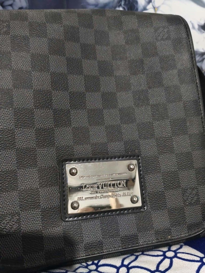 Louis Vuitton LV Messenger Bag (Category: Luxury Bags & Wallets) located in General Trias. Submitted by hungariancheesecake (Listing ID 1469516234, Image 2). Description: Coded Good as new.