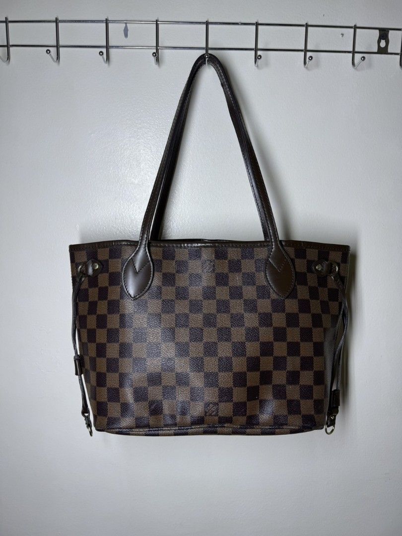 LOUIS VUITTON NEVERFULLMM 'DAMIER CANVAS' 2011 (Category: Luxury Bags & Wallets) located in Manila. Submitted by lunaras_declutter (Listing ID 1469488461, Image 2). Description: EXCELLENT CONDITION A RANK NO MAJOR FLAWS FROM JAPAN AUCTION.