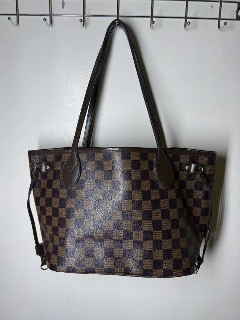 LOUIS VUITTON NEVERFULLMM 'DAMIER CANVAS' 2011 (Category: Luxury Bags & Wallets) located in Manila. Submitted by lunaras_declutter (Listing ID 1469488461, Image 3). Description: EXCELLENT CONDITION A RANK NO MAJOR FLAWS FROM JAPAN AUCTION.