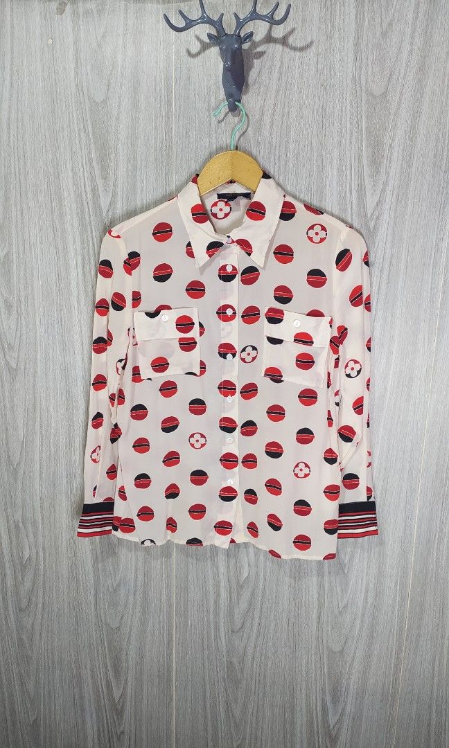 Louis Vuitton Silk Button Down (Category: Longsleeves) located in Milaor. Submitted by lootinout (Listing ID 1469557427, Image 1). Description: Louis Vuitton Silk Button Down ✅Size: S ✅Width: 18.5 ✅Length: 24 ✅Sleeve: 22 ✅Color Rate: 9.5/10 ✅No Issue ✅Need Wash ✅Location: Bicol Naga City, Camarines Sur ✅Courier: J&T Express/Flash Express ✅MOP: Gcash only.