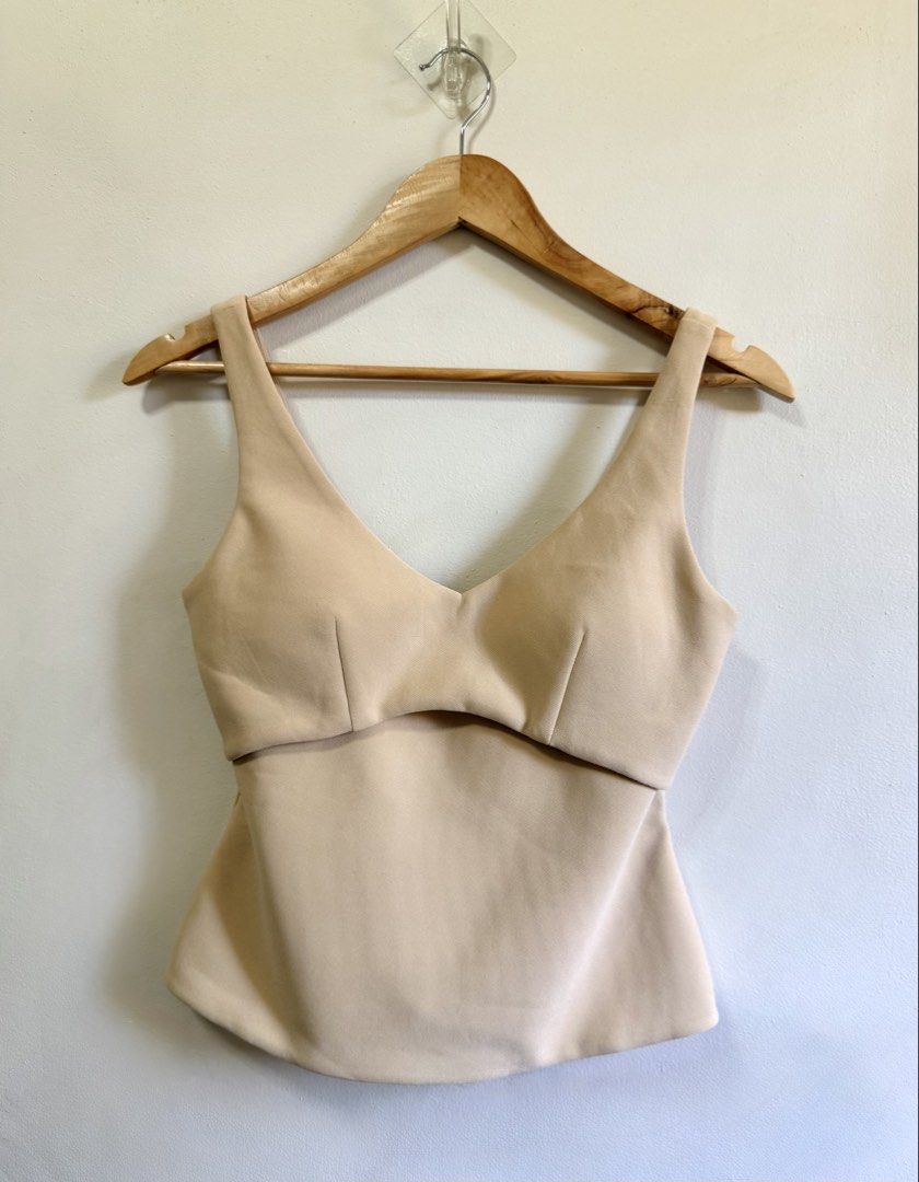 Love Bonito padded top (Category: Sleeveless) located in Tarlac. Submitted by giannisdeclutters4106 (Listing ID 1469508394, Image 1). Description: Good as new Medium on tag With inner pads.