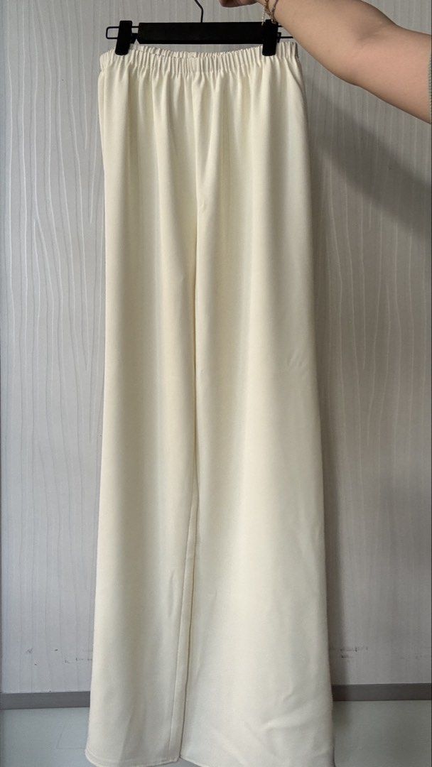 Love Bonito White Crepe Pants (Category: Other Bottoms) located in Quezon City. Submitted by shoppingcl (Listing ID 1469466113, Image 2). Description: • Brand new, never been used • Retails for ₱2490 • Waist: 25.5-26.5, Hips: 35.5-37.5.