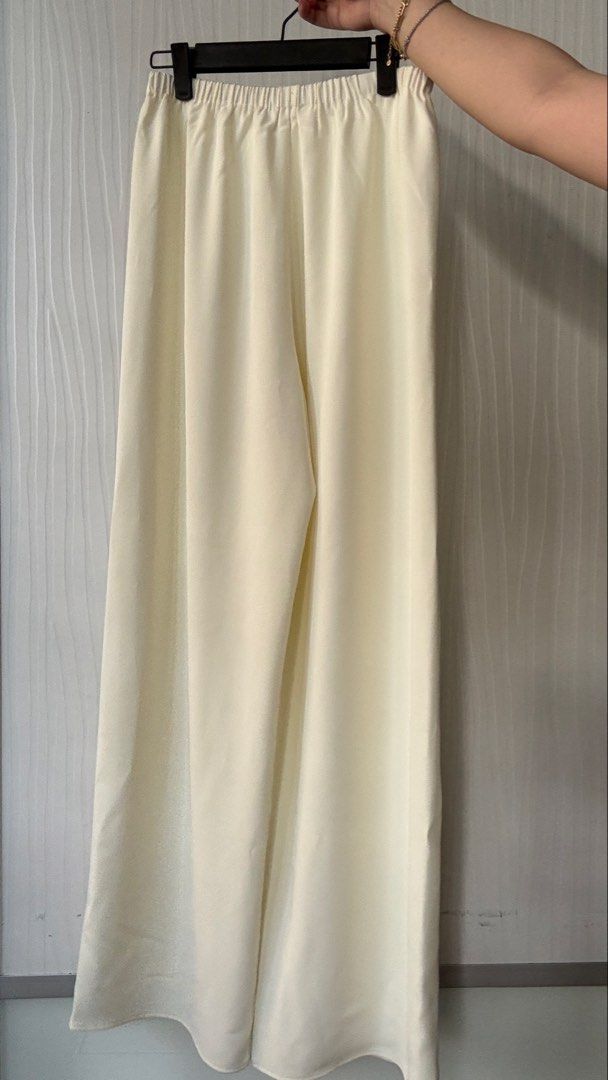 Love Bonito White Crepe Pants (Category: Other Bottoms) located in Quezon City. Submitted by shoppingcl (Listing ID 1469466113, Image 3). Description: • Brand new, never been used • Retails for ₱2490 • Waist: 25.5-26.5, Hips: 35.5-37.5.