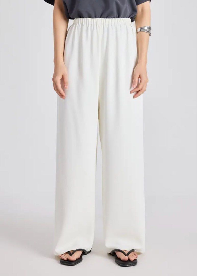 Love Bonito White Crepe Pants (Category: Other Bottoms) located in Quezon City. Submitted by shoppingcl (Listing ID 1469466113, Image 1). Description: • Brand new, never been used • Retails for ₱2490 • Waist: 25.5-26.5, Hips: 35.5-37.5.