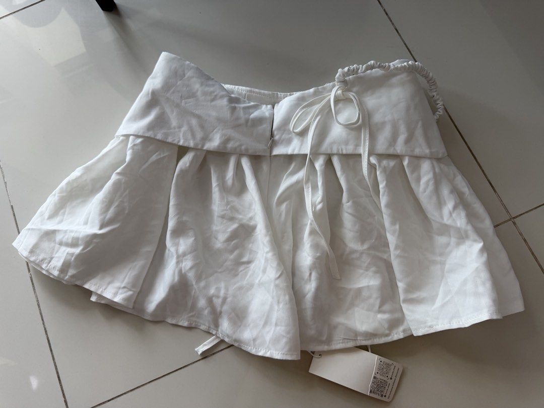 Lovito White Skirt with Bow Detail (Category: Skirts) located in Taguig. Submitted by ellieelles (Listing ID 1469439821, Image 2). Description: .