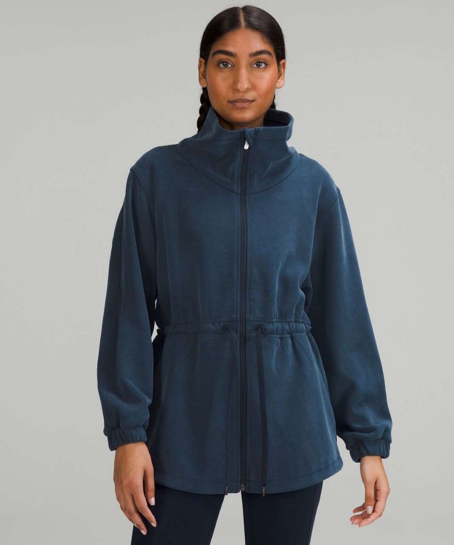 LULULEMON Cinch Waist Softstreme Jacket-Dot 4 (Category: Coats, Jackets and Outerwear) located in San Pablo. Submitted by pablo_pablo25 (Listing ID 1469426063, Image 2). Description: 19x26 dime excellent no issue wash 1st before wearing.