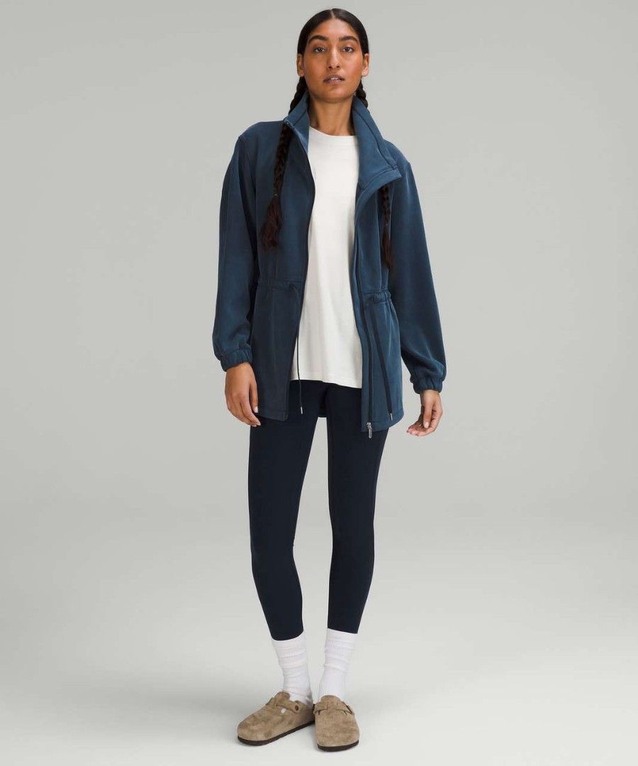 LULULEMON Cinch Waist Softstreme Jacket-Dot 4 (Category: Coats, Jackets and Outerwear) located in San Pablo. Submitted by pablo_pablo25 (Listing ID 1469426063, Image 3). Description: 19x26 dime excellent no issue wash 1st before wearing.