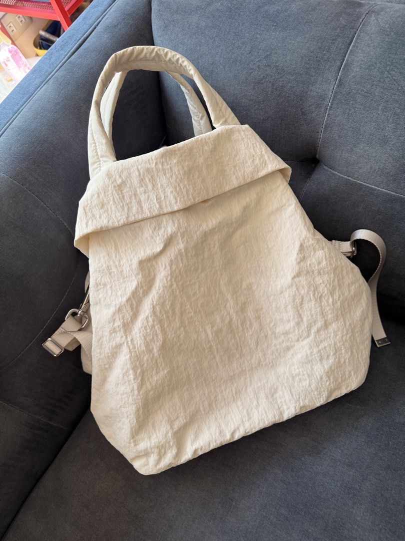 Lululemon Crossbody Bag (Category: Cross-body Bags) located in Pasay City. Submitted by mcsanmig (Listing ID 1469417445, Image 2). Description: Bought in Australia Used once only as an extra bag inside the car Perfect as an overnight bag/gym bag/diaper bag Nylon (waterproof) and lightweight No dirt, stains, or any flaws Can pass as brand new (with protective sticker pa yung logo).