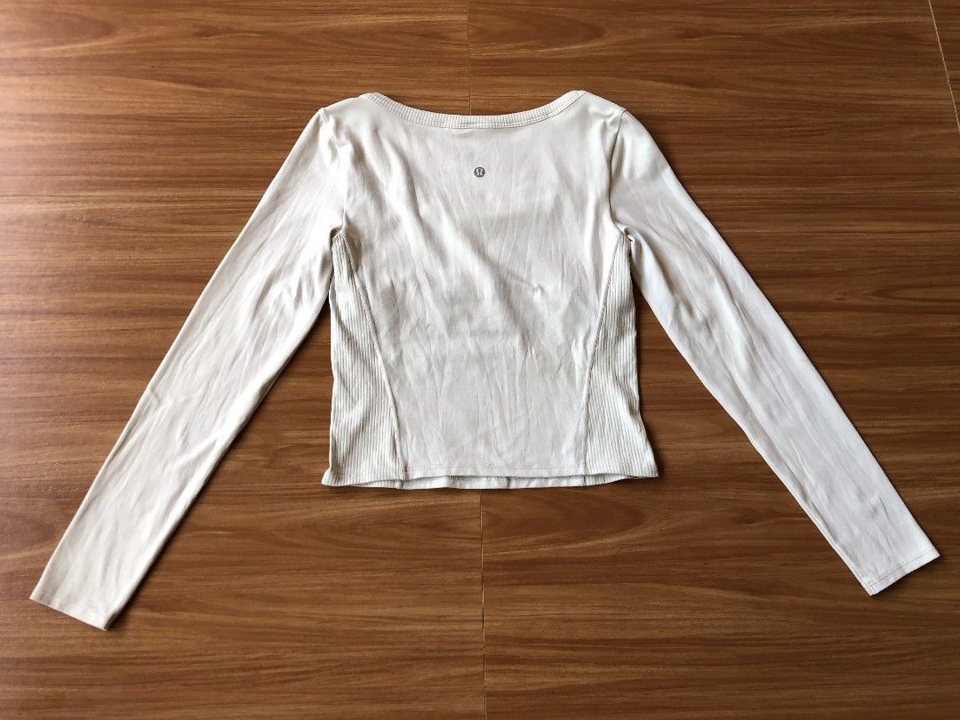 LULULEMON LONGSLEEVE (Category: Activewear) located in Baybay. Submitted by dathrifted (Listing ID 1469520064, Image 2). Description: LULULEMON LONGSLEEVE Width- 14.5 Length- 18.5 EXCELLENT CONDITION HONEST ISSUE: see last picture.