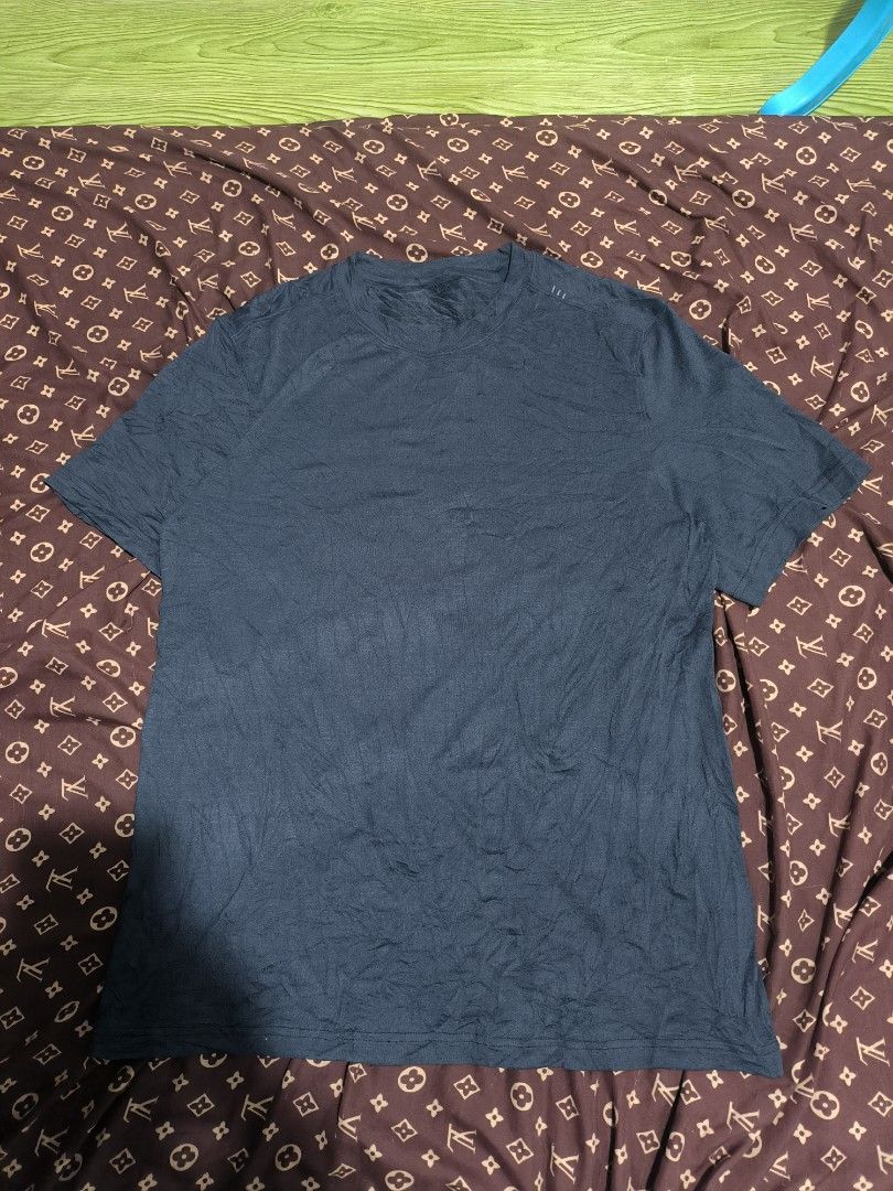 Lululemon Metal Vent Tech (Navy Blue) (Category: Activewear) located in Manila. Submitted by _hayashiguntaru (Listing ID 1469568441, Image 3). Description: Excellent Condition No Issue Size: Large Dimes: 21x28.