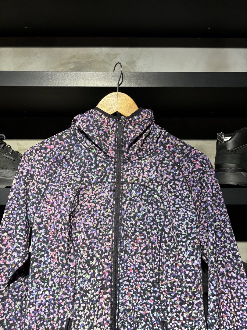 Lululemon Mist Over Windbreaker (SeaWheeze Edition) (Category: Coats, Jackets and Outerwear) located in San Fernando. Submitted by kayemanalac_05 (Listing ID 1469533995, Image 2). Description: Large Length front 24 Length back 27 Width 18.
