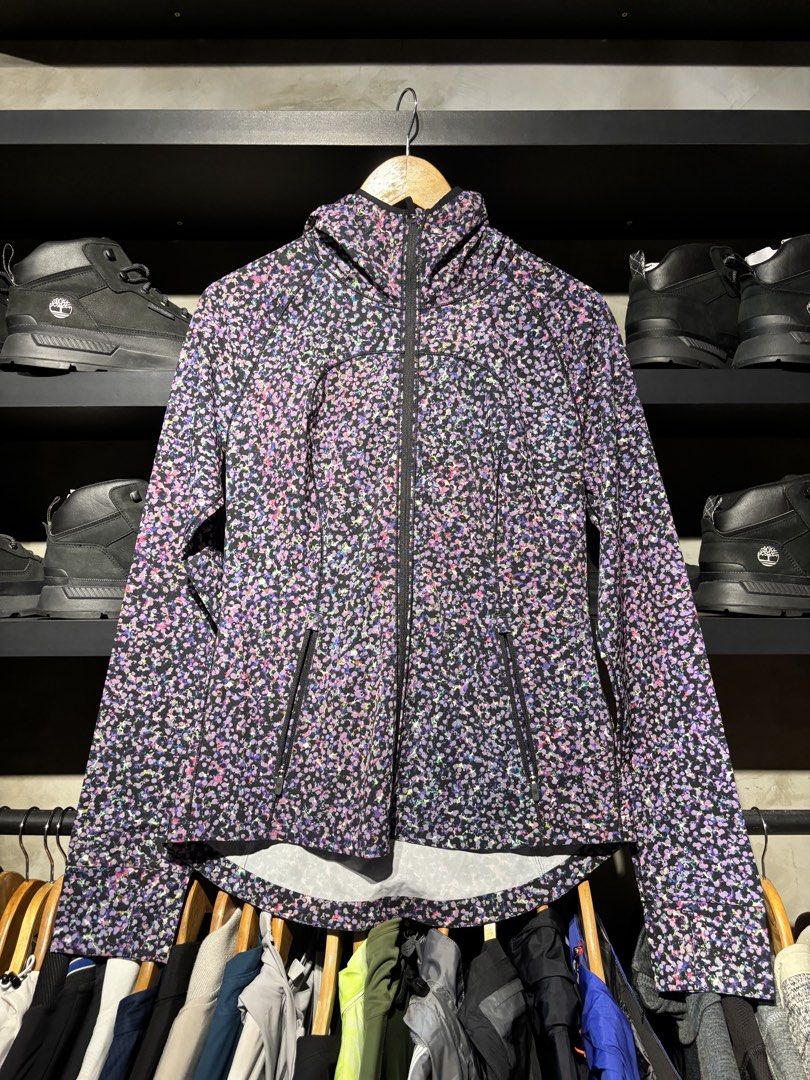 Lululemon Mist Over Windbreaker (SeaWheeze Edition) (Category: Coats, Jackets and Outerwear) located in San Fernando. Submitted by kayemanalac_05 (Listing ID 1469533995, Image 1). Description: Large Length front 24 Length back 27 Width 18.