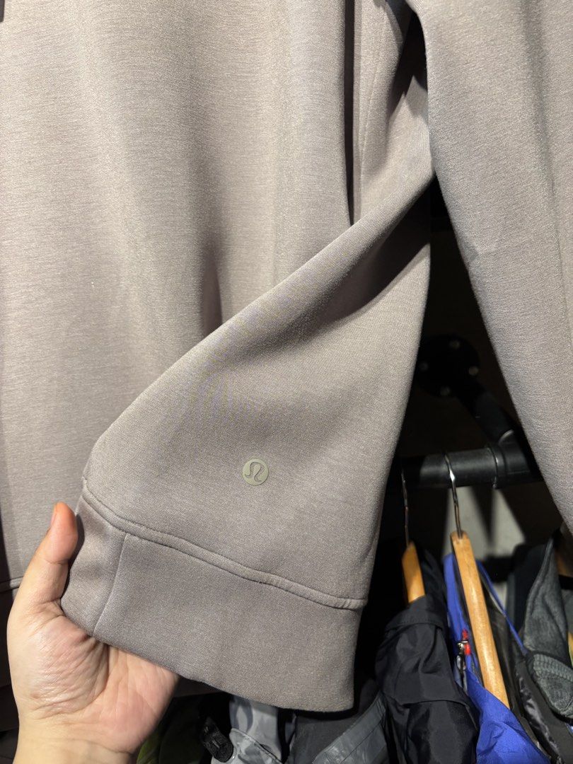 Lululemon Smooth Spacer Classic-Fit Pullover Hoodie (Category: Hoodies) located in San Fernando. Submitted by kayemanalac_05 (Listing ID 1469533384, Image 2). Description: Medium Length 28 Width 24.