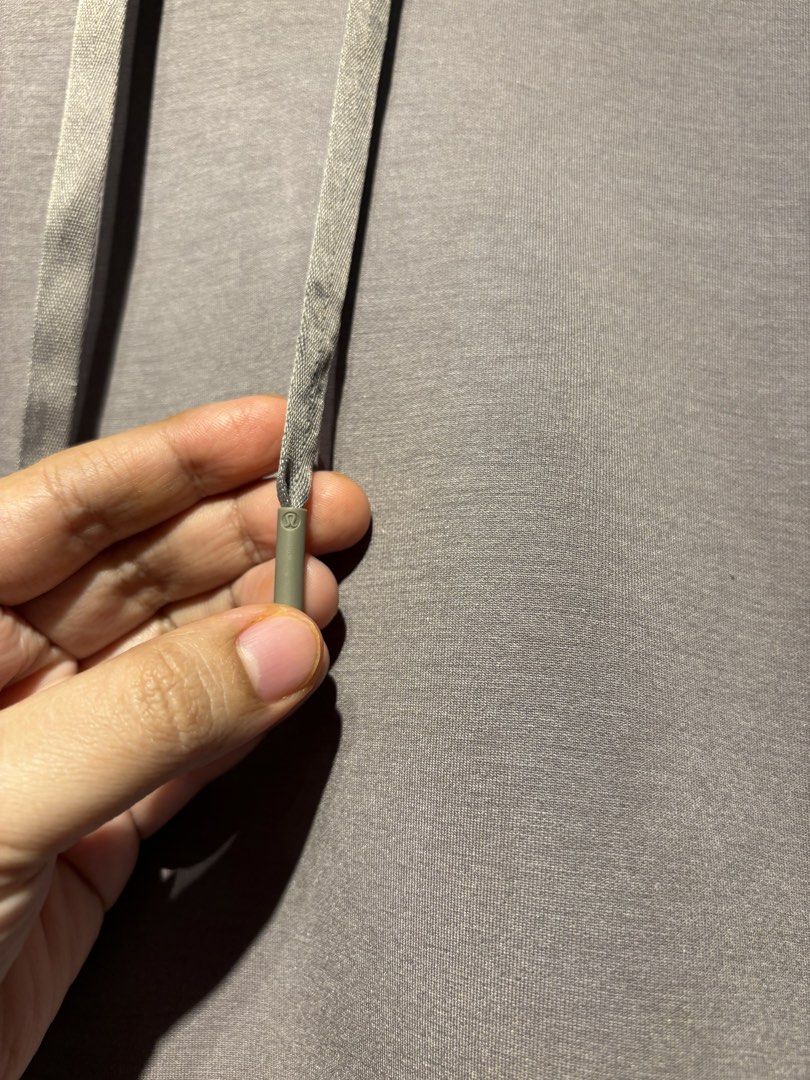 Lululemon Smooth Spacer Classic-Fit Pullover Hoodie (Category: Hoodies) located in San Fernando. Submitted by kayemanalac_05 (Listing ID 1469533384, Image 3). Description: Medium Length 28 Width 24.