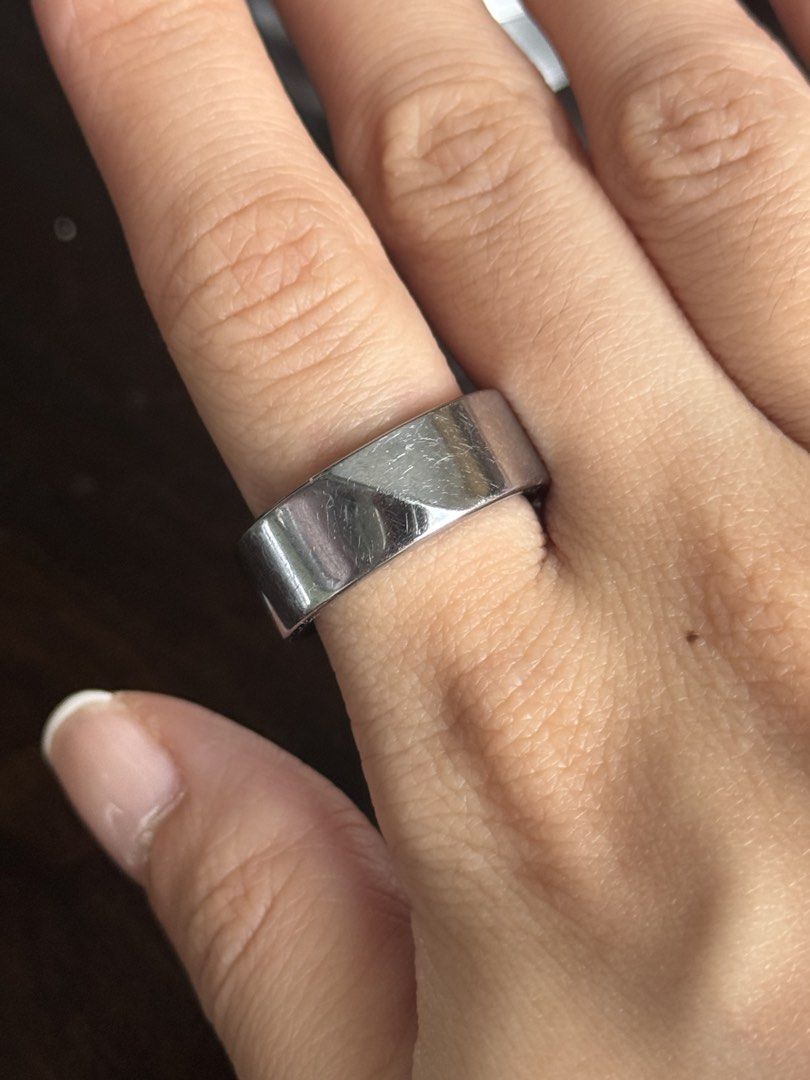 Luna Ring Gen 2 Smart Ring – Silver, Size 7 (Category: Wearables & Smart Watches) located in San Juan City. Submitted by mctangco (Listing ID 1469398215, Image 2). Description: Similar to Oura Ring without the subscription Key Features: * AI Health Coach – Chat with your personal AI health coach and get personalized answers and recommendations based on the health data collected by your ring *Sleep tracking and sleep quality insights * Heart rate 