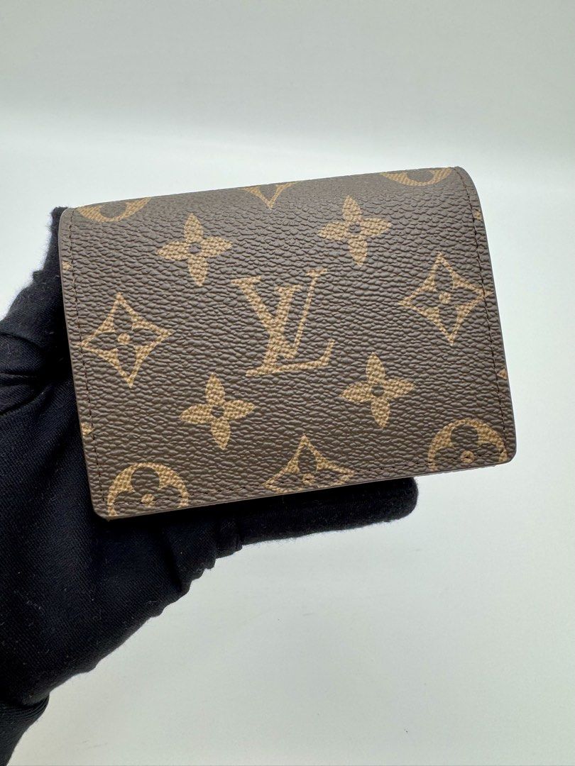 LV Envelope Business Card Holder Wallet (Category: Wallets & Card holders) located in Tiaong. Submitted by purseloveph (Listing ID 1469570003, Image 1). Description: ❣️PLEASE TAKE THE TIME TO READ❣️ LV Envelope Business Card Holder Wallet Approx L 10.5 x H 8 x W 1 cm Comes with box and dust bag 📌ONHAND? Yes 📌STILL AVAILABLE? Item not marked as sold means available ❌NO LALAMOVE/GRAB ETC. ❌NO COD ❌NO RESERVATION ❌NO WHEN WORN ✅SAME DAY SHIPPING C