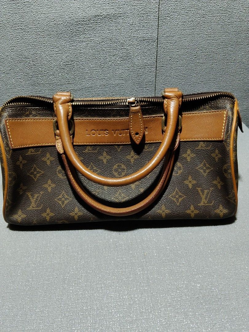 LV MATHAN BAG (Category: Luxury Bags & Wallets) located in Valencia. Submitted by coolwolf_27a64f (Listing ID 1469455439, Image 2). Description: Good condition issue main zipper hindi na nag lolock bought from a Mayor garage sale 20years na sa wife No code.