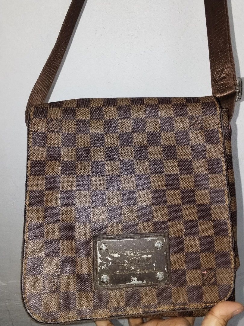 Lv Mens bag (Category: Sling Bags) located in Cavite. Submitted by bagssection04 (Listing ID 1469418891, Image 1). Description: Louis Vuitton Unisex Sling bag sign of use hardware only pero super ganda pa ng leather makapal.