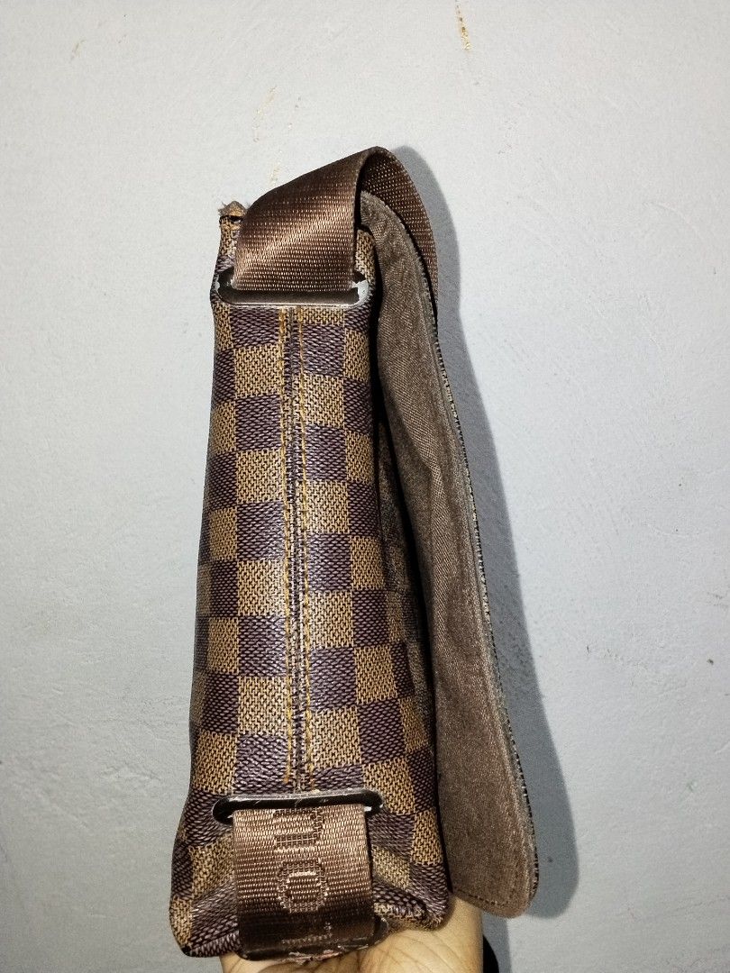 Lv Mens bag (Category: Sling Bags) located in Cavite. Submitted by bagssection04 (Listing ID 1469418891, Image 3). Description: Louis Vuitton Unisex Sling bag sign of use hardware only pero super ganda pa ng leather makapal.