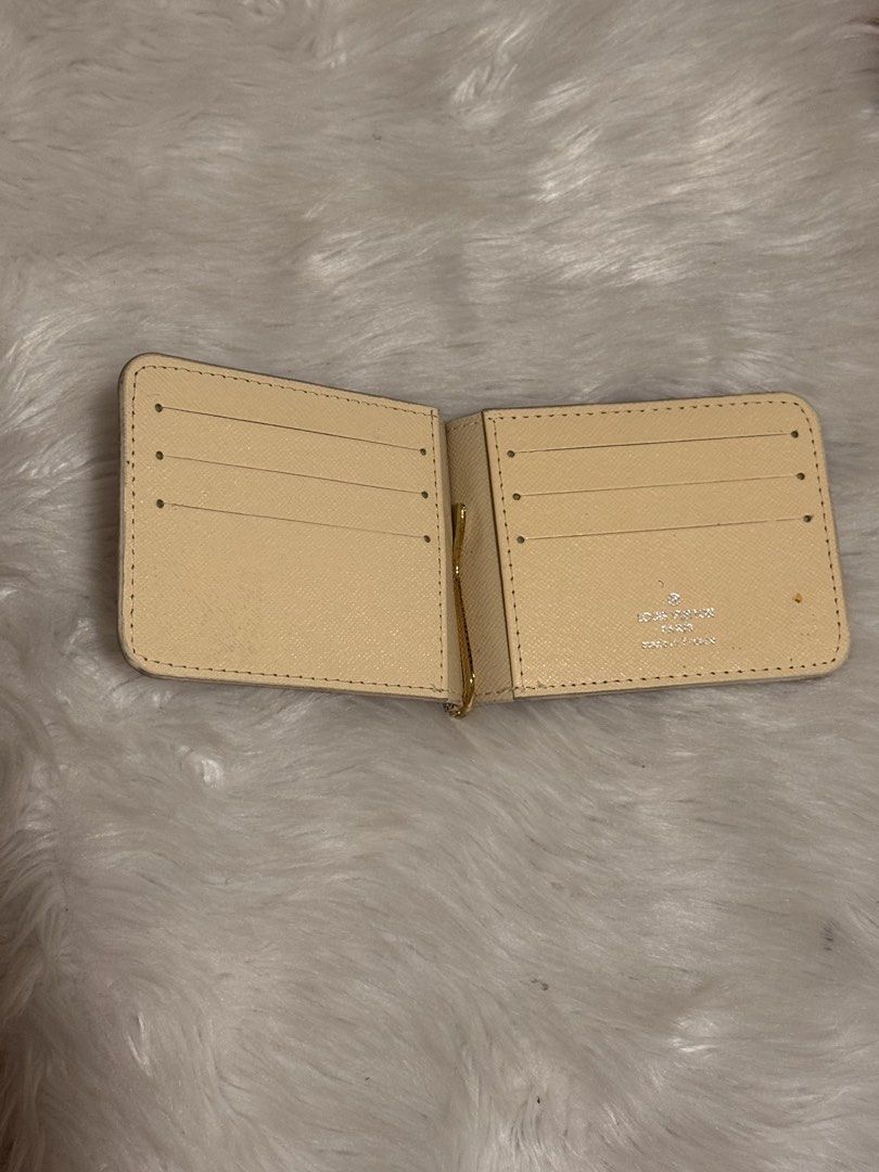 LV White Bifold Card Holder With Box (Category: Wallets & Card Holders) located in Lapu Lapu. Submitted by bzzzzarah (Listing ID 1469559531, Image 2). Description: An LV Bifold Clip Wallet With Major Signs of Usage. .