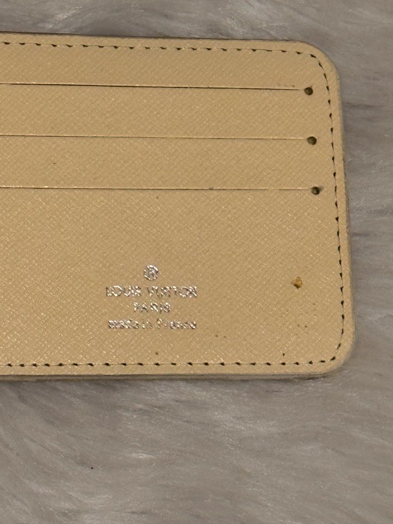 LV White Bifold Card Holder With Box (Category: Wallets & Card Holders) located in Lapu Lapu. Submitted by bzzzzarah (Listing ID 1469559531, Image 3). Description: An LV Bifold Clip Wallet With Major Signs of Usage. .