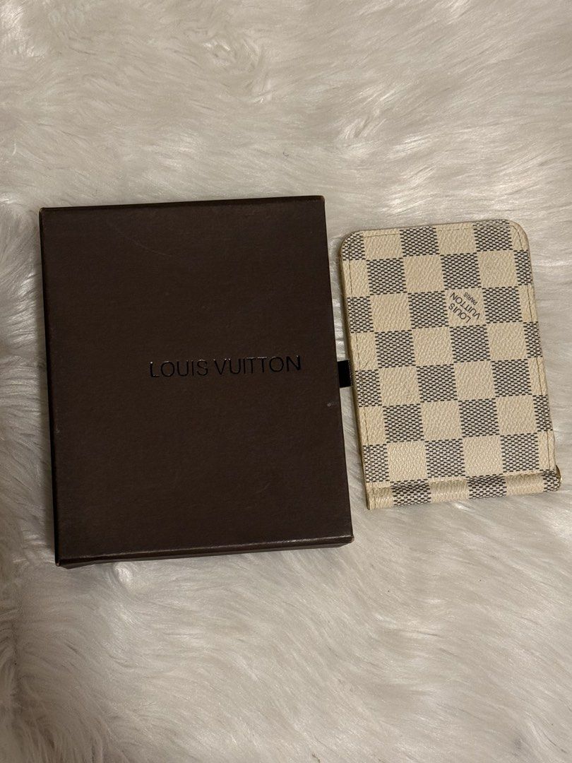 LV White Bifold Card Holder With Box (Category: Wallets & Card Holders) located in Lapu Lapu. Submitted by bzzzzarah (Listing ID 1469559531, Image 1). Description: An LV Bifold Clip Wallet With Major Signs of Usage. .