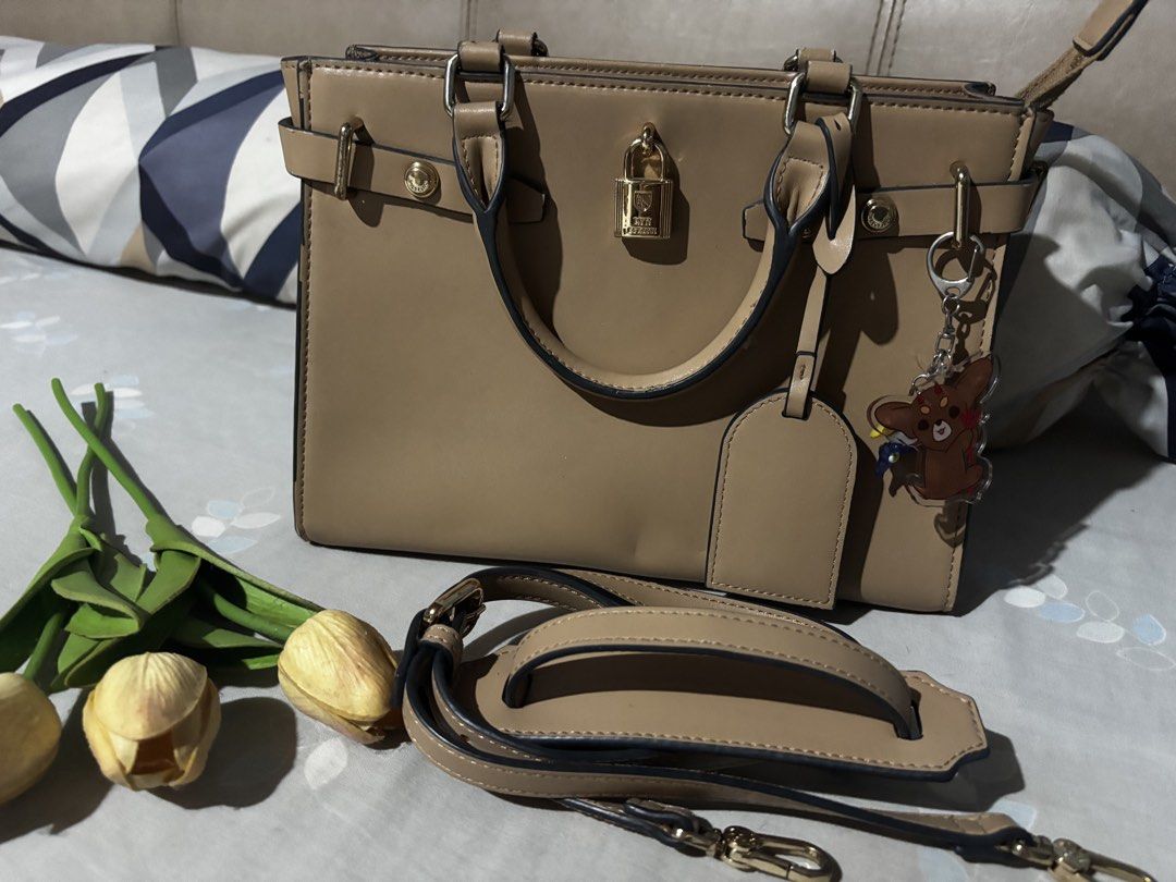 Lyn shoulder bag for women (Category: Shoulder Bags) located in Manila. Submitted by cleverdog_2c1729 (Listing ID 1469512385, Image 1). Description: Lyn Women shoulder bag .