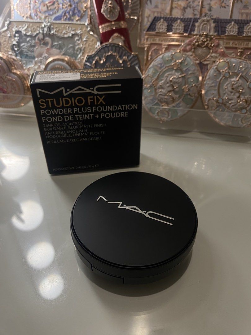 Mac Studio Fix Compact Powder (Category: Makeup) located in Makati City. Submitted by hettaisobel (Listing ID 1469527766, Image 1). Description: SRP: 2,500 (Authentic) Location: Bacoor | Rockwell Makati SF shoulder by buyer.