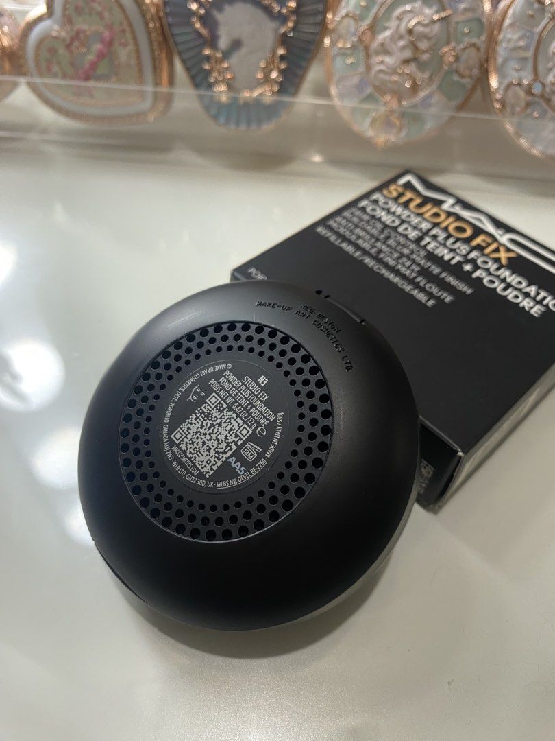 Mac Studio Fix Compact Powder (Category: Makeup) located in Makati City. Submitted by hettaisobel (Listing ID 1469527766, Image 3). Description: SRP: 2,500 (Authentic) Location: Bacoor | Rockwell Makati SF shoulder by buyer.