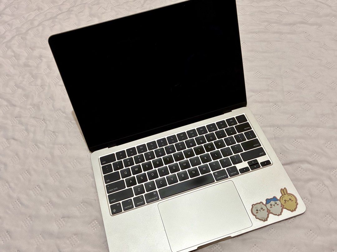 MacBook Air M2 2022 (Category: Laptops & Notebooks) located in Quezon City. Submitted by oreosabrinas (Listing ID 1469498898, Image 2). Description: MacBook Air M2 2022 8GB RAM, 256 GB SSD ⚠️ With history of repair, please message me for more details. 💭 Can be used for parts or for your own repair. 🔌 Comes with wire charger, no adaptor. 📍 Location: QC Message me for other questions!.
