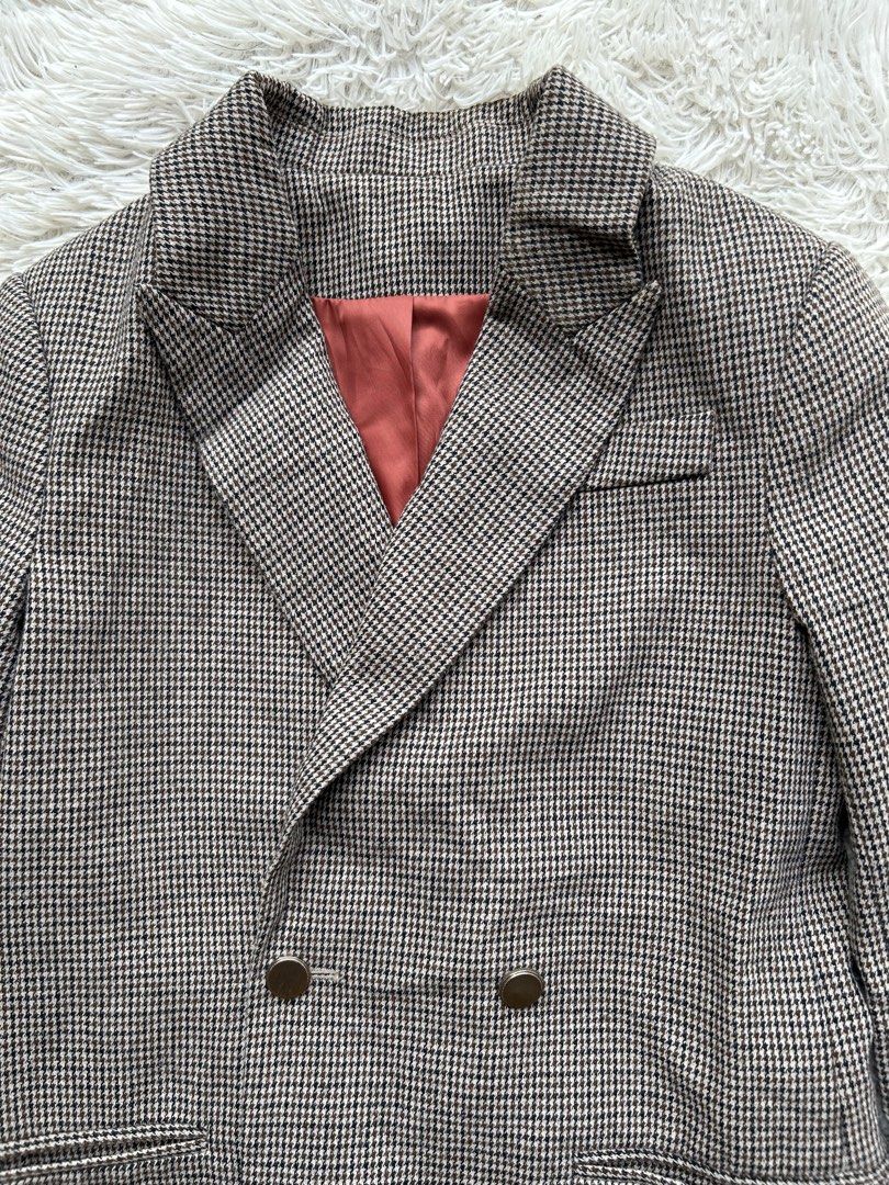 Made in Italy Houndstooth Wool Double Breasted Blazer Size 38 (Category: Coats, Jackets and Outerwear) located in Cagayan de Oro. Submitted by elviecup (Listing ID 1469433414, Image 2). Description: Classic brown and white houndstooth double-breasted blazer in 100% pure wool, made in Italy. Features a stylish terracotta orange lining, structured lapels, and front button closure. Size 38. Dry clean only. Elevate your smart-casual or formal look to