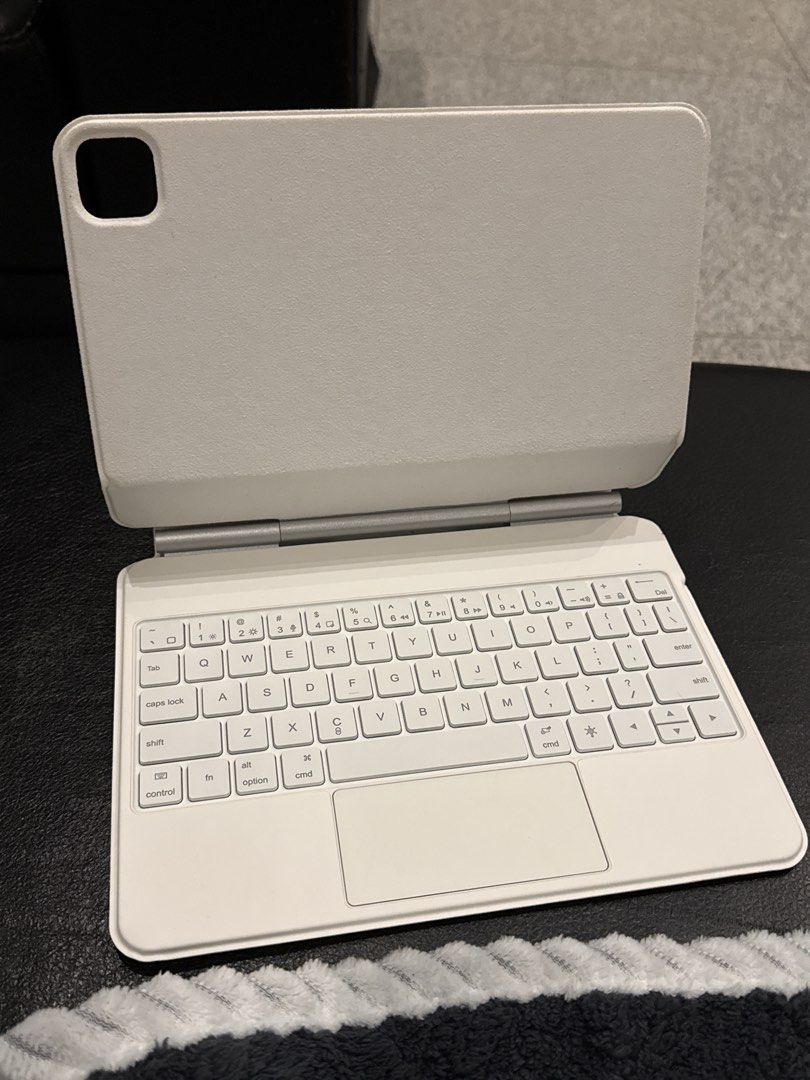 Magnetic floating keyboard ipad pro 11 (Category: Computer Keyboard) located in Paranaque City. Submitted by charshabao (Listing ID 1469493039, Image 1). Description: Rfs got a diff keyboard but used twice lang!! No box na .