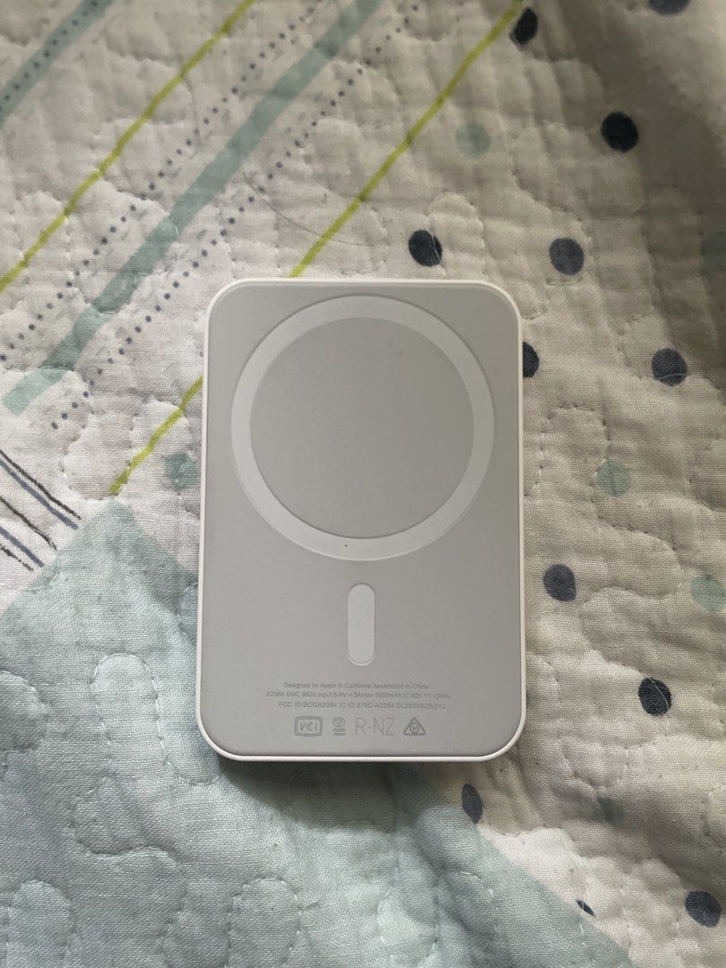 Magsafe powerbank (Category: Batteries & Power Banks) located in Marikina City. Submitted by yuandegs (Listing ID 1469433012, Image 2). Description: bought in gh for 1100 used 2x back is a little dirty but can be wiped off .