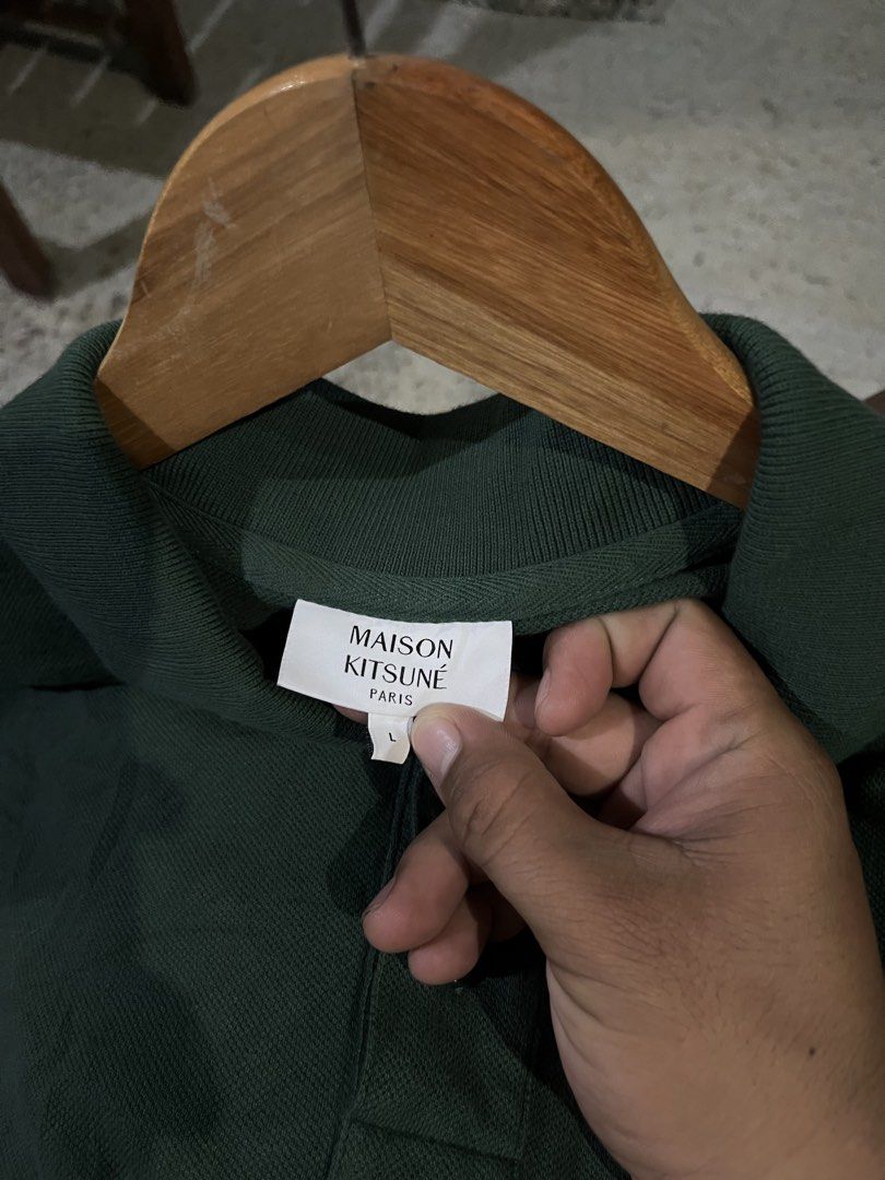 MAISON KITSUNE (Category: Tshirts & Polo Shirts ) located in Asuncion (Saug). Submitted by carls_thrift21 (Listing ID 1469517661, Image 3). Description: MAISON KITSUNE PARIS Size: Large Dimes: 22/27 Excellent Condition Close to Brand New 10/10 Color Rate 📩📥.